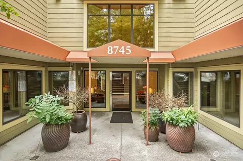 8745 Greenwood Ave N #512, Seattle, WA 98103