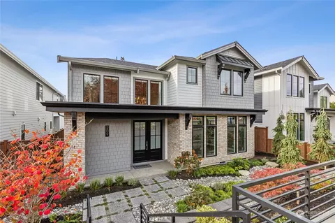 209 8th Ave W, Kirkland, WA 98033