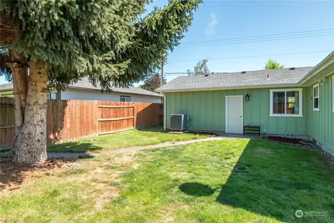 Exterior - 2255 34th Ave, Longview, WA 98632 photo 4 of 7