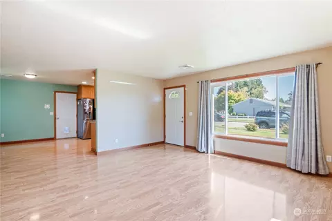 Living - 2255 34th Ave, Longview, WA 98632 photo 4 of 5