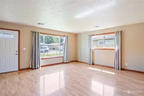 Living - 2255 34th Ave, Longview, WA 98632 photo 3 of 5