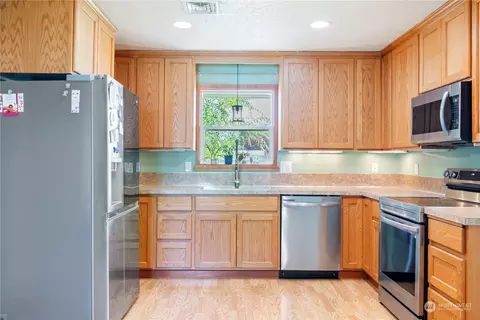 Kitchen - 2255 34th Ave, Longview, WA 98632 photo 1 of 3