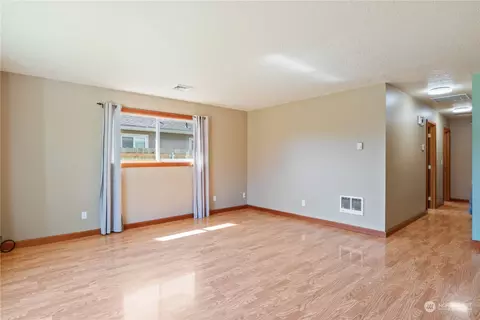 Living - 2255 34th Ave, Longview, WA 98632 photo 1 of 5