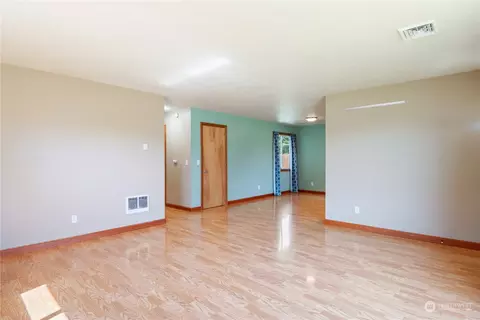 Living - 2255 34th Ave, Longview, WA 98632 photo 2 of 5