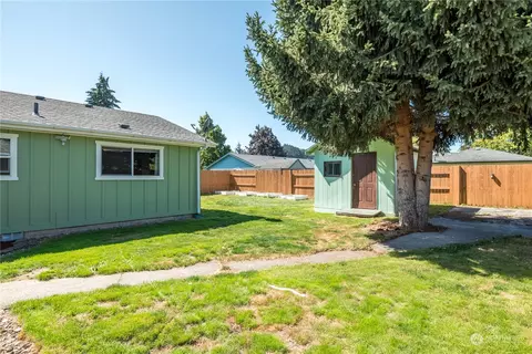 Exterior - 2255 34th Ave, Longview, WA 98632 photo 5 of 7