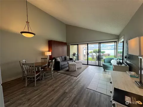 100 Lake Chelan Shores Dr #4-4, Chelan, WA 98816