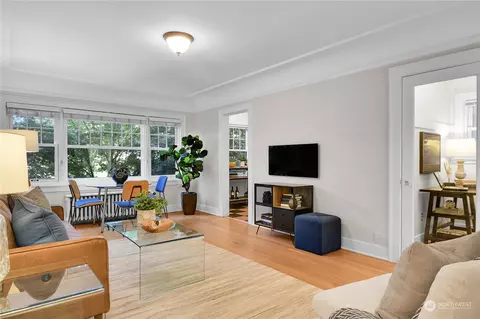 525 16th Ave E #302, Seattle, WA 98112
