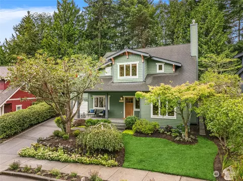 9371 NE North Town Loop, Bainbridge Island, WA 98110