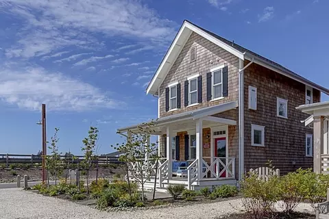 10 Rosemary Ln, Pacific Beach, WA 98571