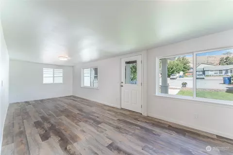 Living - 324 E Nixon Ave, Chelan, WA 98816 photo 1 of 2