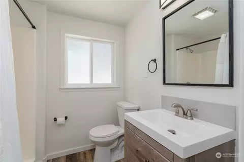 Bath - 324 E Nixon Ave, Chelan, WA 98816 photo 1 of 2