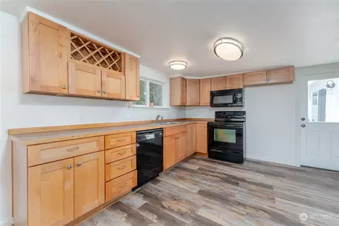 Kitchen - 324 E Nixon Ave, Chelan, WA 98816 photo 1 of 2