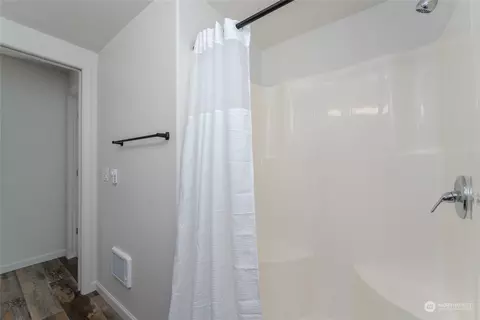 Bath - 324 E Nixon Ave, Chelan, WA 98816 photo 2 of 2