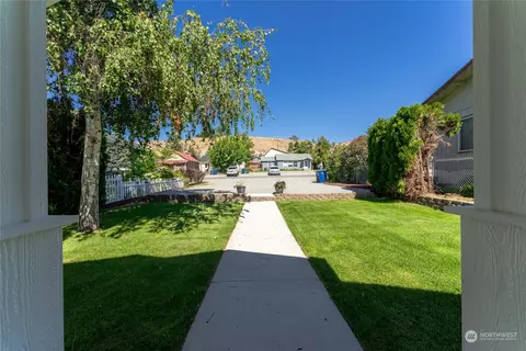 Exterior - 324 E Nixon Ave, Chelan, WA 98816 photo 2 of 3