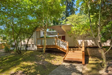 223 Overlake Dr E, Medina, WA 98039