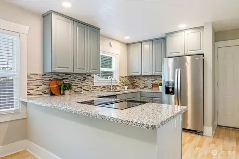 Kitchen - 420 16th Ave, Longview, WA 98632 photo 1 of 4