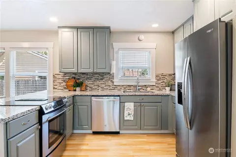 Kitchen - 420 16th Ave, Longview, WA 98632 photo 4 of 4