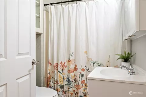 Bath - 420 16th Ave, Longview, WA 98632 photo 1 of 1