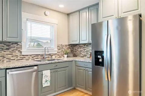 Kitchen - 420 16th Ave, Longview, WA 98632 photo 3 of 4