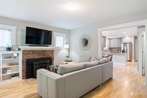 Living - 420 16th Ave, Longview, WA 98632 photo 1 of 2