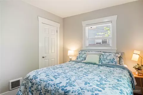 Bedroom - 420 16th Ave, Longview, WA 98632 photo 2 of 6