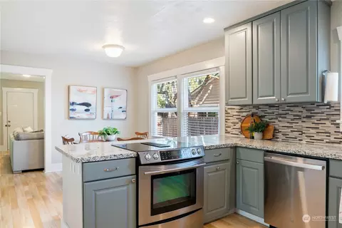 Kitchen - 420 16th Ave, Longview, WA 98632 photo 2 of 4
