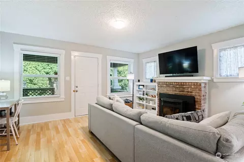 Living - 420 16th Ave, Longview, WA 98632 photo 2 of 2