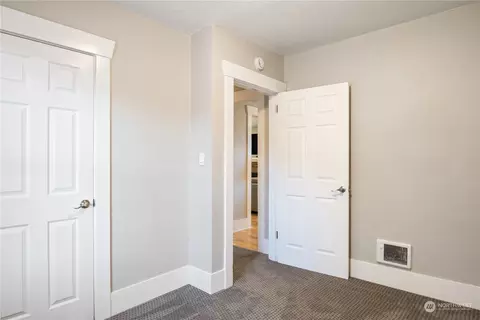 Bedroom - 420 16th Ave, Longview, WA 98632 photo 4 of 6