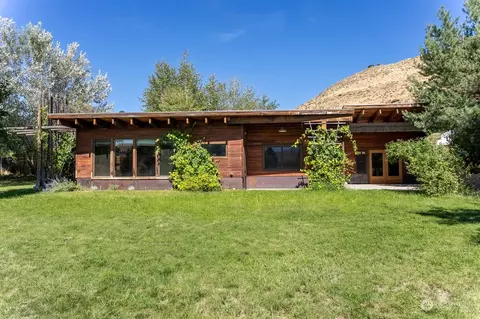 576 Twisp Winthrop Eastside Rd, Winthrop, WA 98862