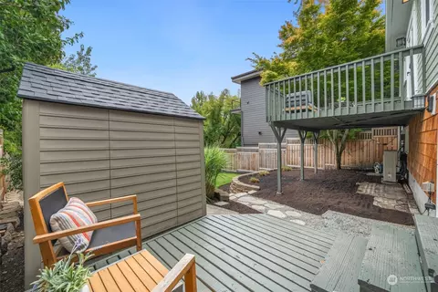 Exterior - 206 29th Ave E, Seattle, WA 98112 photo 6 of 11