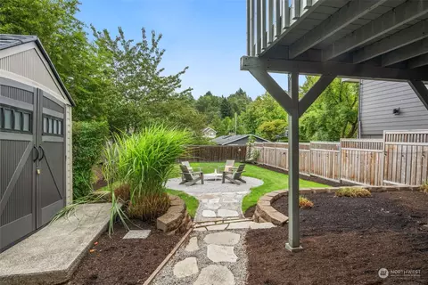 Exterior - 206 29th Ave E, Seattle, WA 98112 photo 8 of 11