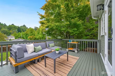 Exterior - 206 29th Ave E, Seattle, WA 98112 photo 5 of 11