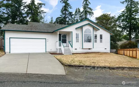 835 SW Fairhaven Dr, Oak Harbor, WA 98277