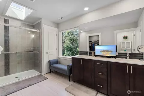 Bath - 31 211th St SE, Bothell, WA 98021 photo 2 of 5