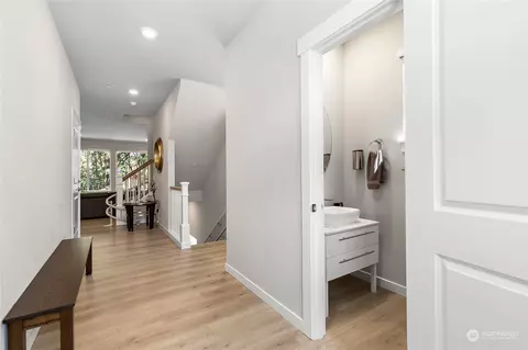 Entry Way - 31 211th St SE, Bothell, WA 98021 photo 3 of 4