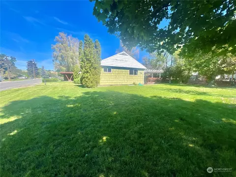 415 Grape Ave E, Omak, WA 98841 photo 2
