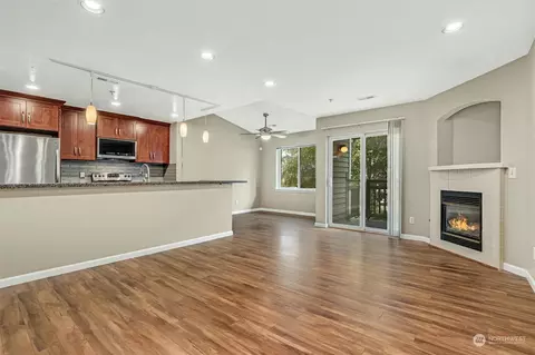 Living - 901 E Marine View Dr #306, Everett, WA 98201 photo 2 of 9