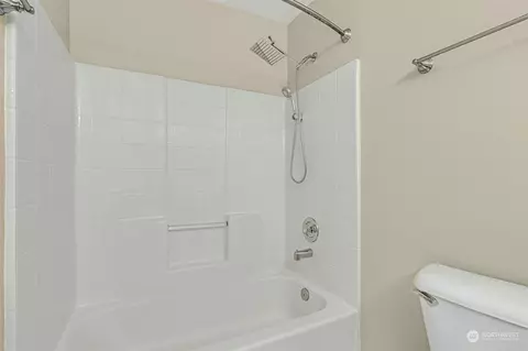 Bath - 901 E Marine View Dr #306, Everett, WA 98201 photo 2 of 3