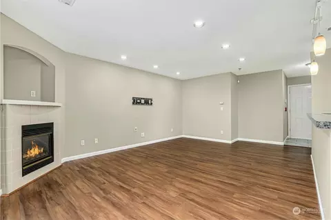Living - 901 E Marine View Dr #306, Everett, WA 98201 photo 6 of 9
