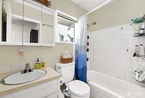 Bath - 2428 E Roy St, Seattle, WA 98112 photo 3 of 3