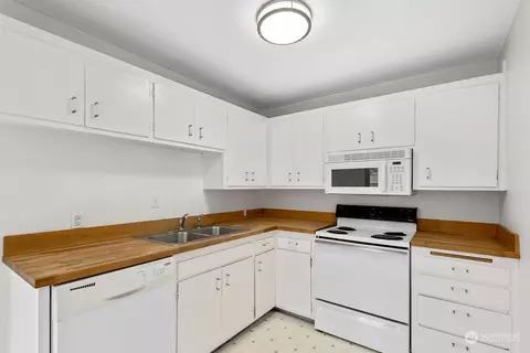 Kitchen - 2428 E Roy St, Seattle, WA 98112 photo 3 of 4