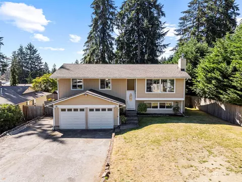 825 NE Sutton Pl, Bremerton, WA 98311