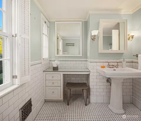 1020 34th Ave E, Seattle, WA 98112 photo 18