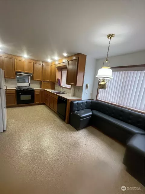 Kitchen - 74 Strozyk Rd, Raymond, WA 98577 photo 2 of 3