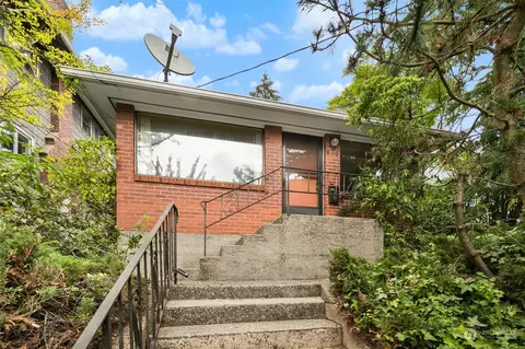 810 N 48th St, Seattle, WA 98103