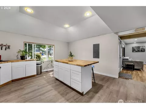 Kitchen - 21731 SE Ash St, Gresham, OR 97030 photo 4 of 6