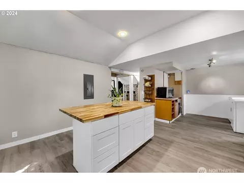 Kitchen - 21731 SE Ash St, Gresham, OR 97030 photo 3 of 6