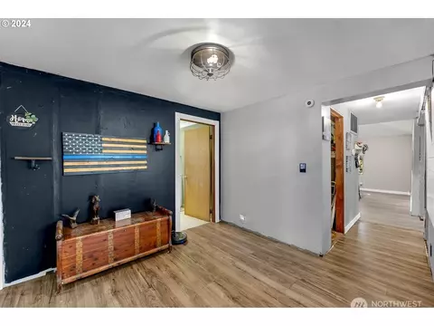 Entry Way - 21731 SE Ash St, Gresham, OR 97030 photo 2 of 3