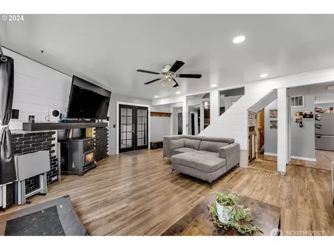 Living - 21731 SE Ash St, Gresham, OR 97030 photo 2 of 3