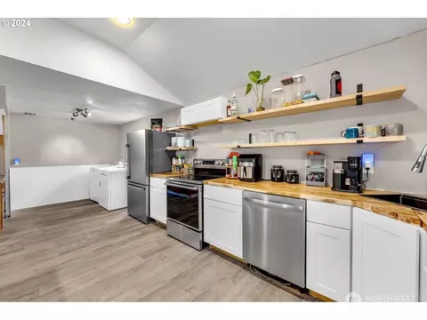 Kitchen - 21731 SE Ash St, Gresham, OR 97030 photo 6 of 6